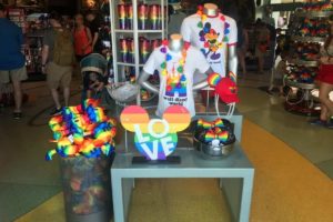 Produtos LGBTQA+ vendido nos parques da Disney