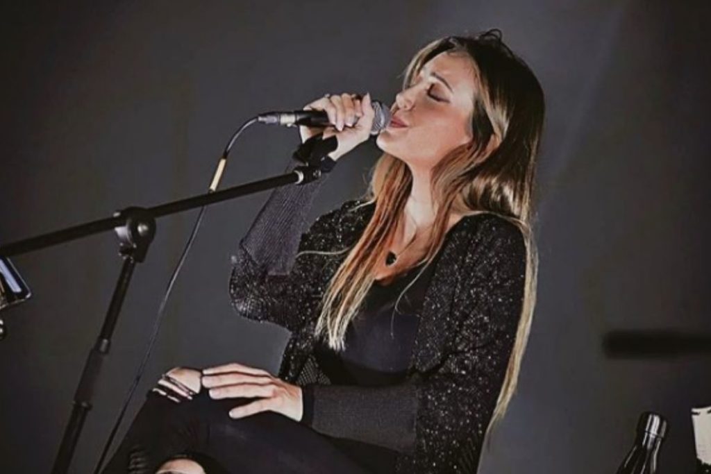 Tainá Galvão cantando em uma live