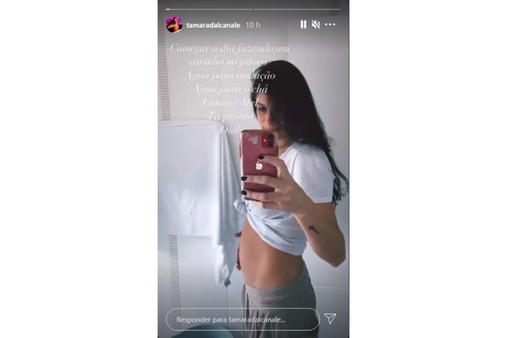 Foto de Tamara Dalcanale mostrando a barriguinha da gravidez