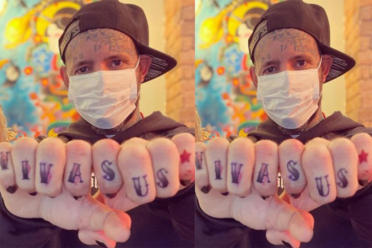 Tico Santa Cruz exibe os dedos tatuado de Viva SUS
