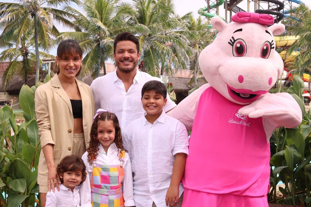 Wesley Safadão ao lado da família no aniversário da filha Ysis