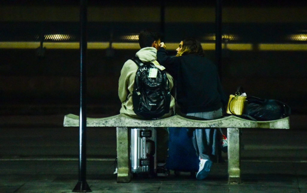 Giovanna Lancellotti com Gabriel em aeroporto