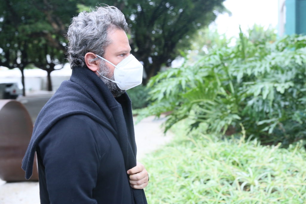 Selton Mello chegando ao velorio de Paulo Jose