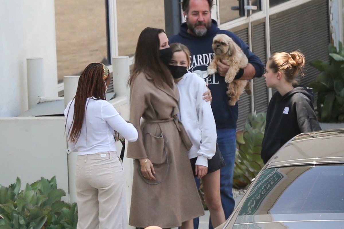 Angelina Jolie com os filhos na porta de hospital