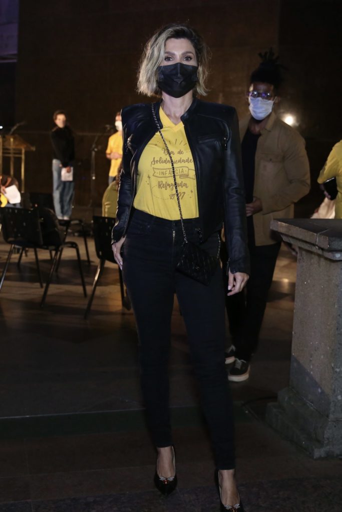 Flávia Alessandra posando no evento da IKMR