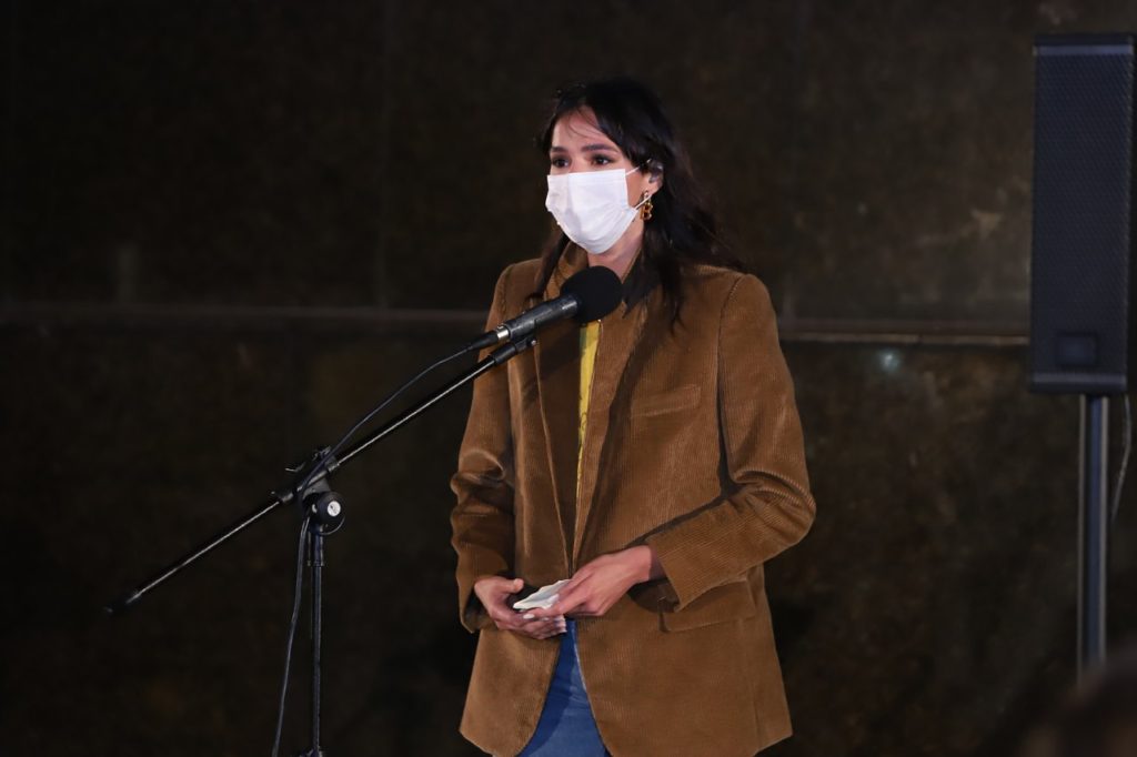 Bruna Marquezine falando ao microfone