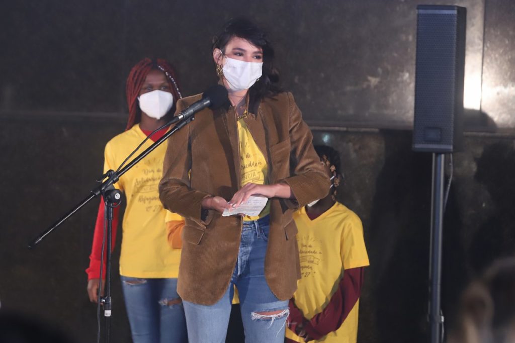 Bruna Marquezine falando ao microfone