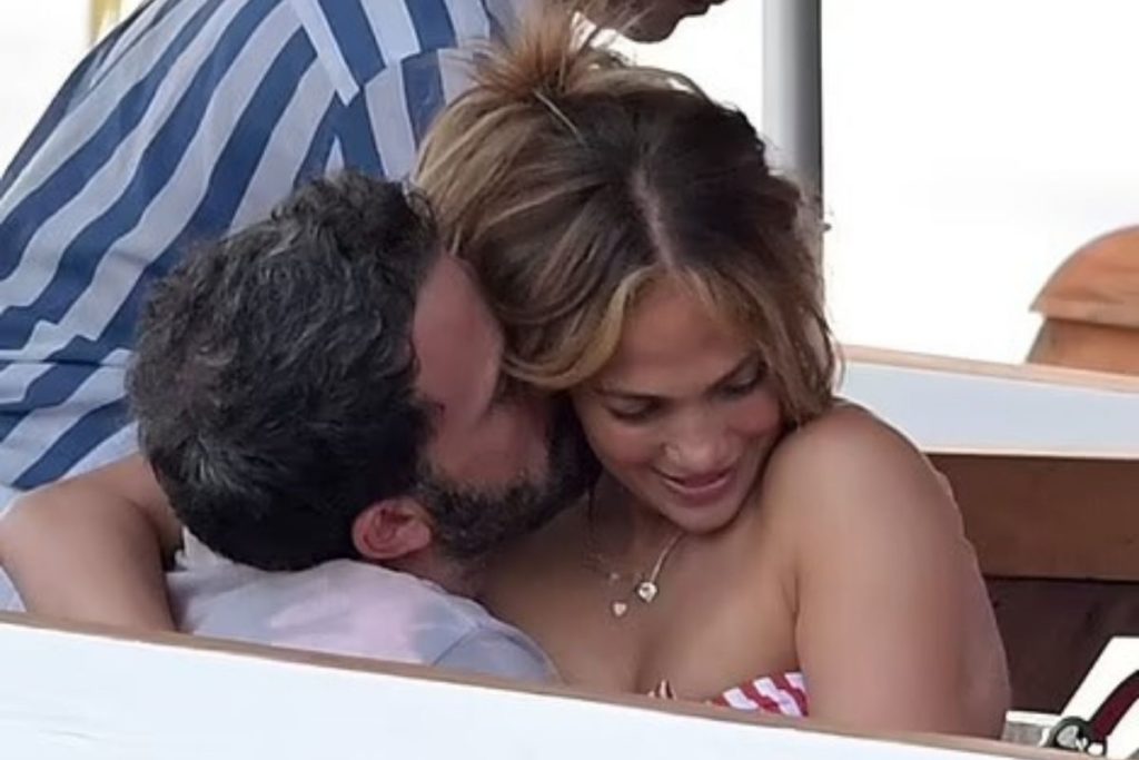 Sentada no colo do namorado a cantora não escondia o clima quente que impera entre eles.