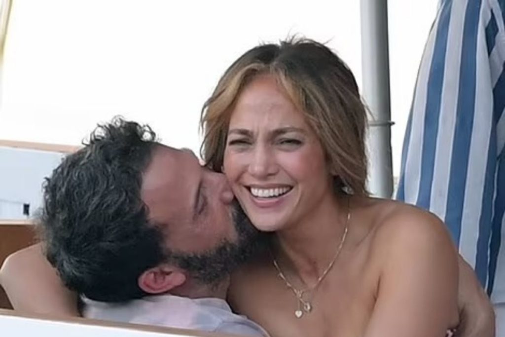 Sentada no colo do namorado a cantora não escondia o clima quente que impera entre eles.