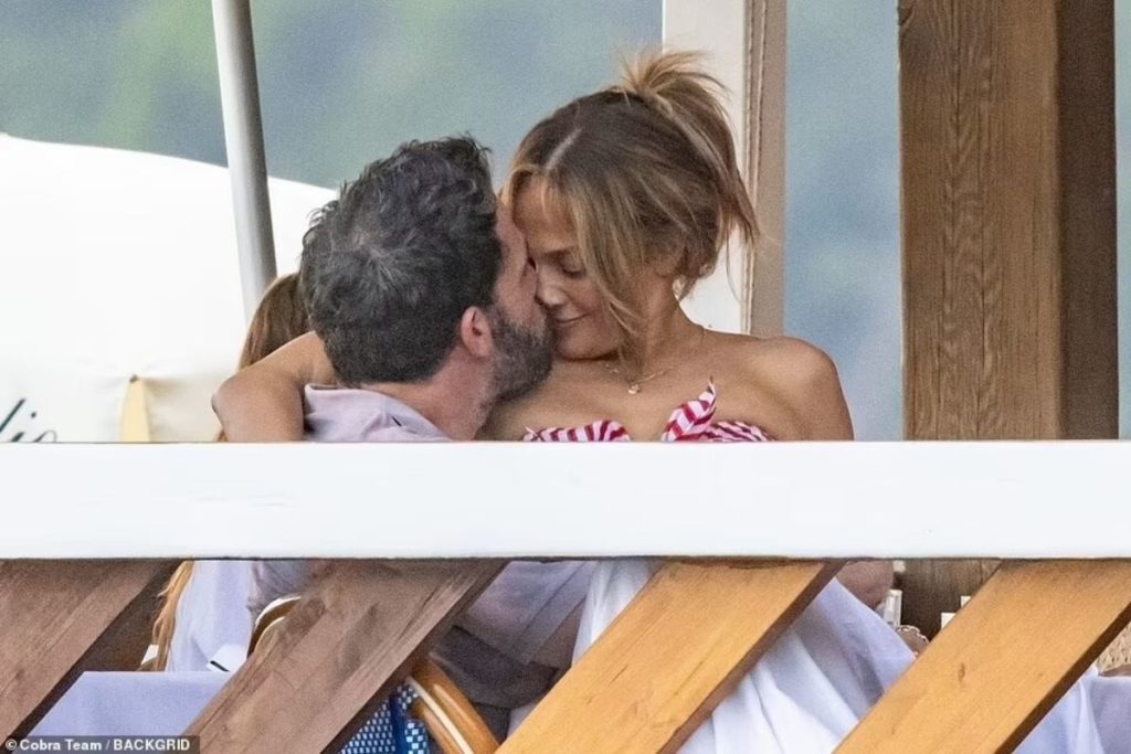 Amor: Afflec só tinha olhos para sua namorada famosa e radiante.