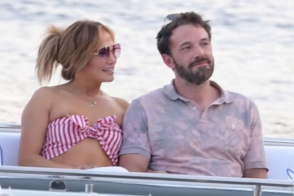 Inseparáveis! Jennifer Lopez e Ben Affleck não conseguiam desgrudar as mãos um do outro enquanto desfrutavam de uma parada romântica em Nerano, Itália
