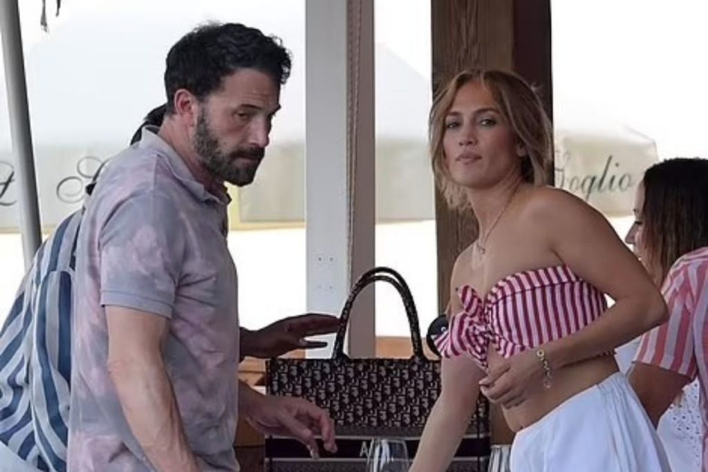 Inseparáveis! Jennifer Lopez e Ben Affleck não conseguiam desgrudar as mãos um do outro enquanto desfrutavam de uma parada romântica em Nerano, Itália