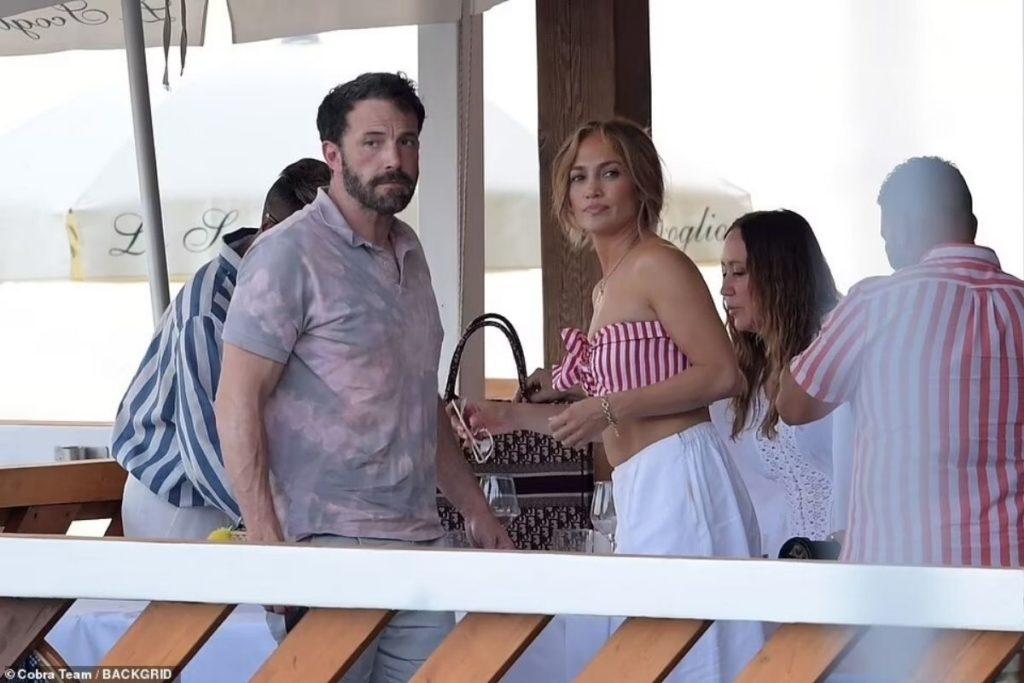 Jennifer usou um conjunto elegante para o jantar, optando por um top crop brilhante e calças brancas de pernas largas.