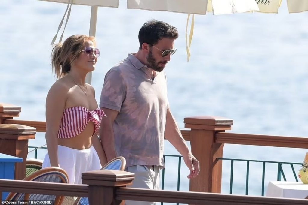 Jennifer usou um conjunto elegante para o jantar, optando por um top crop brilhante e calças brancas de pernas largas.