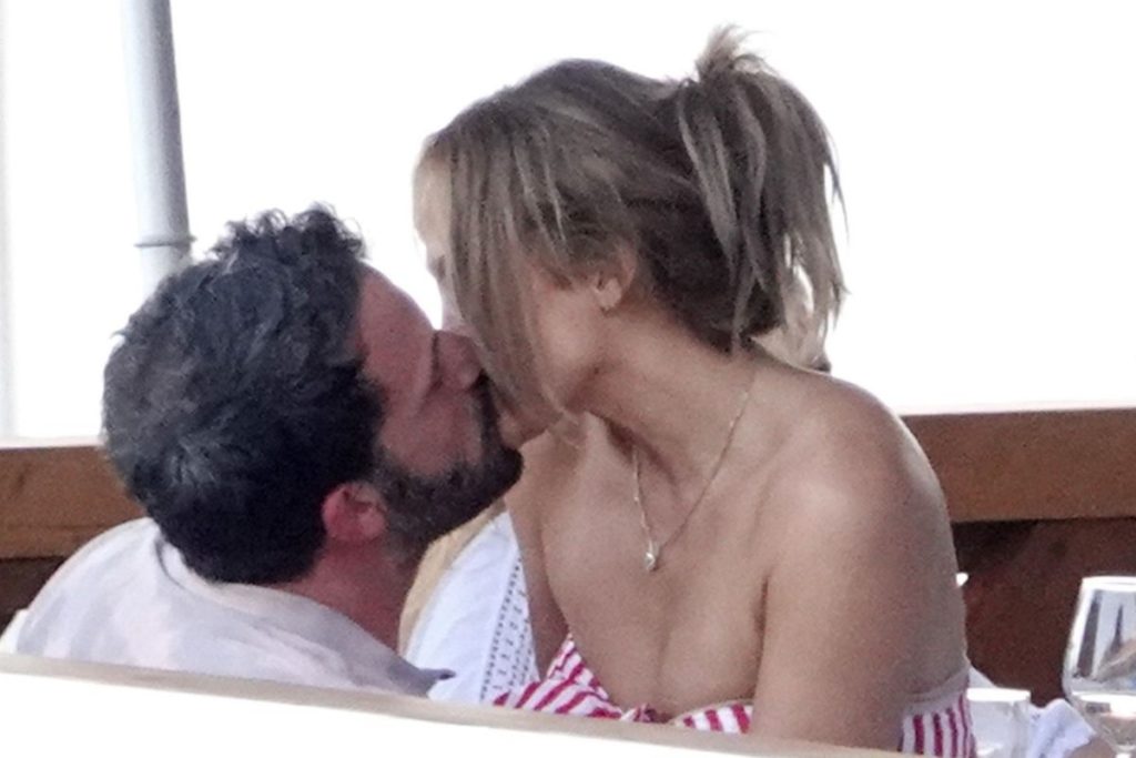 Entre uma garfada e outra, abraços quentes e beijos apaixonados.