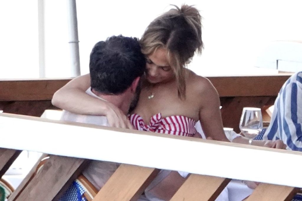 Inseparáveis! Jennifer Lopez e Ben Affleck não conseguiam desgrudar as mãos um do outro enquanto desfrutavam de uma parada romântica em Nerano, Itália.