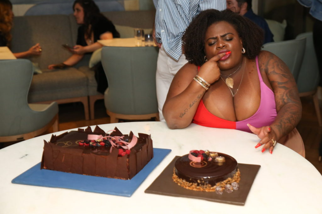 Jojo Todynho se deliciando com doce