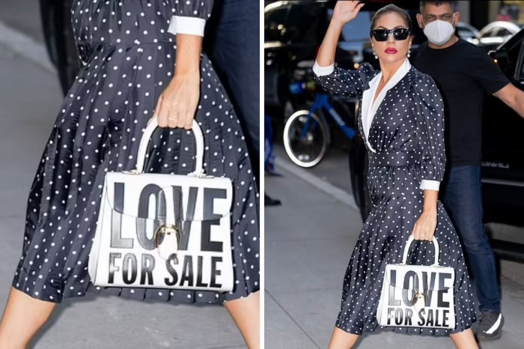 Lady Gaga usando uma bolsa com os dizeres ‘Love For Sale‘provável título do novo álbum com Tony Bennet