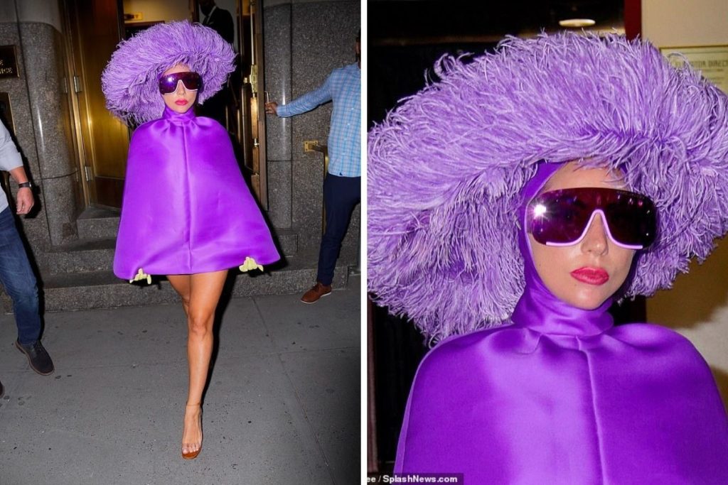 Lady Gaga vai de poncho lilás e chapéu de penas ao ensaio para os shows com Tony Bennett