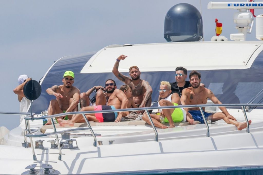 Neymar e amigos viajam de iate pela Espanha