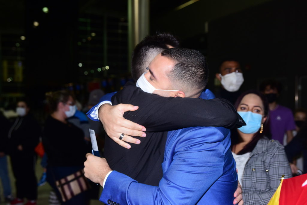 Gil do Vigor e Plinio abracados no aeroporto