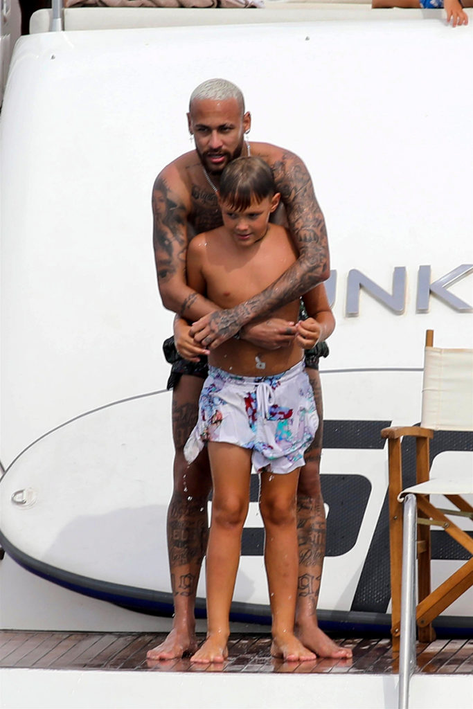 Pai amoroso: Neymar coloca o colete salva-vidas em seu filho Davi Lucca, de 9 anos