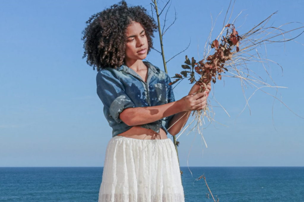 Alana Cabral segurando flores