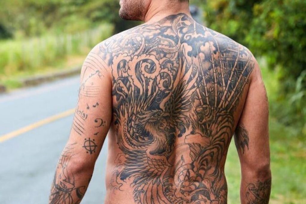 As costas tatuadas de Diogo Nogueira