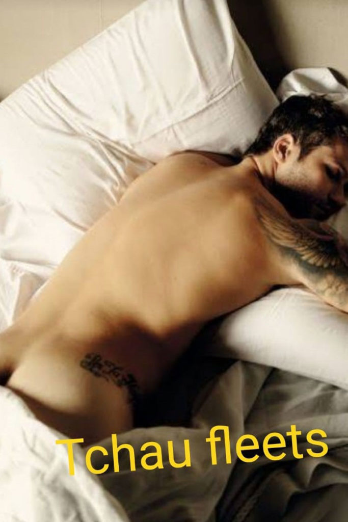 Print da foto de Bruno Gagliasso com o bumbum de fora compartilhada no Twitter