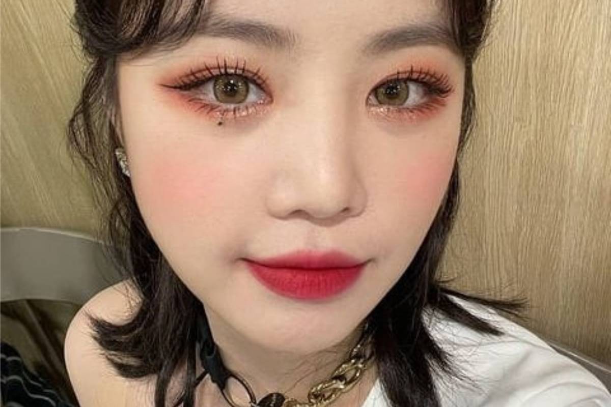 cantora de k-pop soojin maquiada e posando em selfie