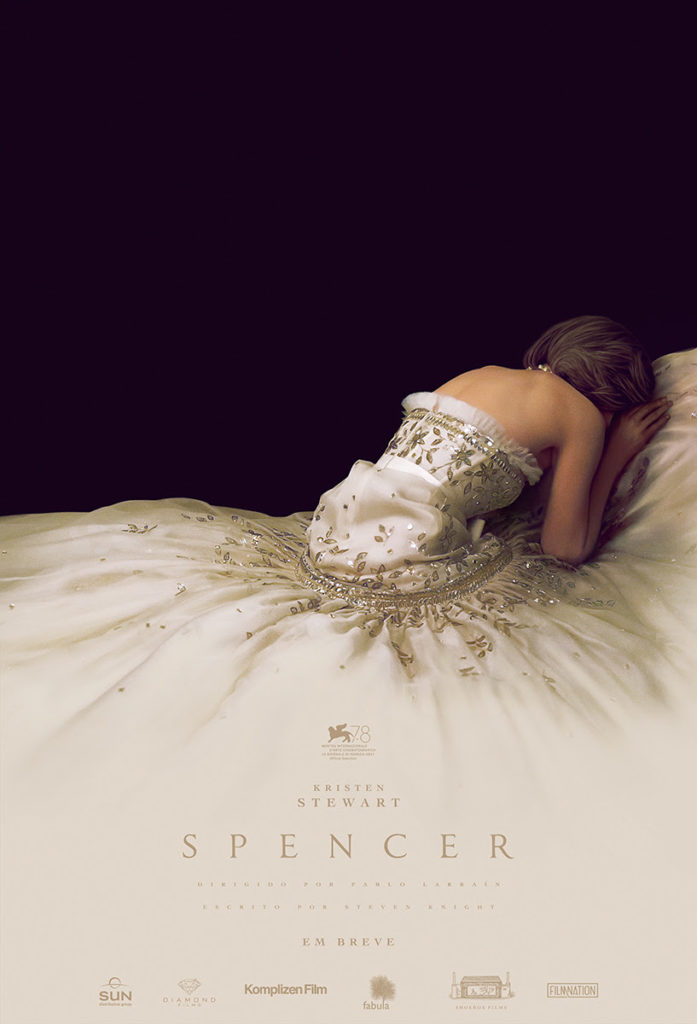 Kristen Stewart, como Princesa Diana, usando vestido de noiva