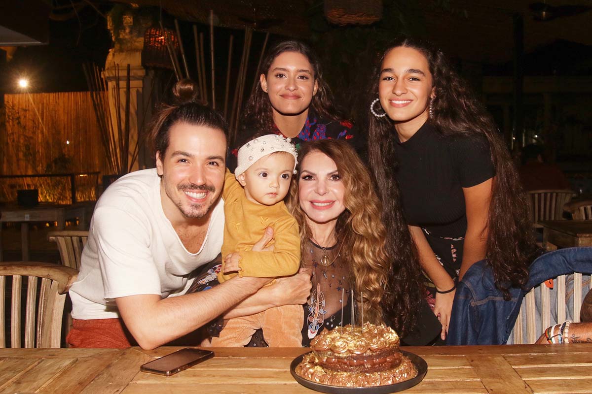 Elba Ramalho com os filhos Maria Clara, Maria Paula e Luã, e com a neta Esmeralda