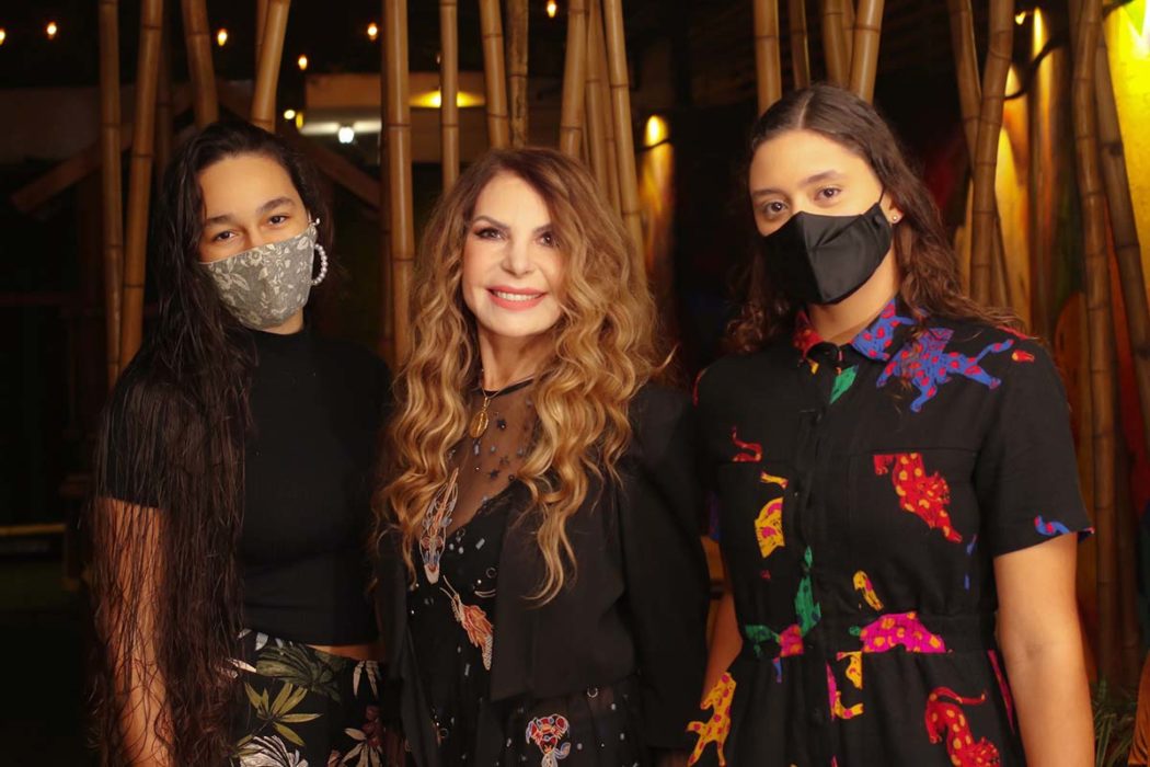 Elba Ramalho comemora 70 anos com a família em restaurante