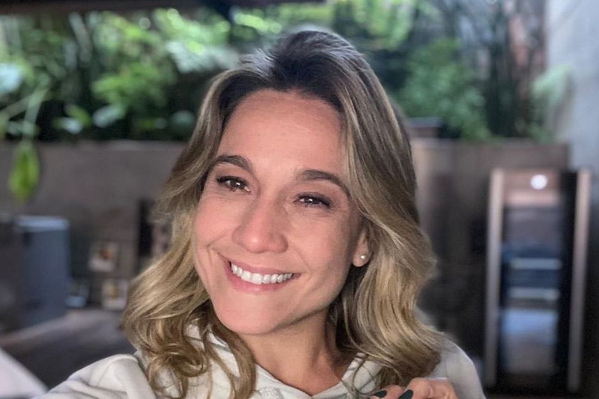 Fernanda Gentil sorrindo em selfie noturna
