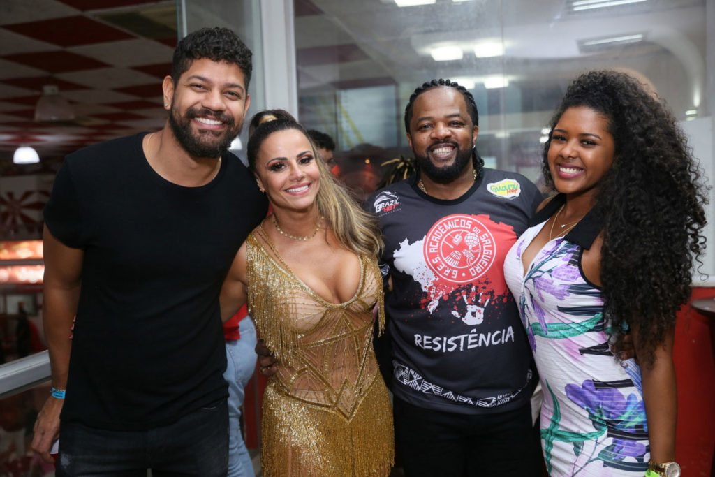 Guilherme Militão com Viviane Araújo abraçados com Cande de Pilares e Thay Pereira