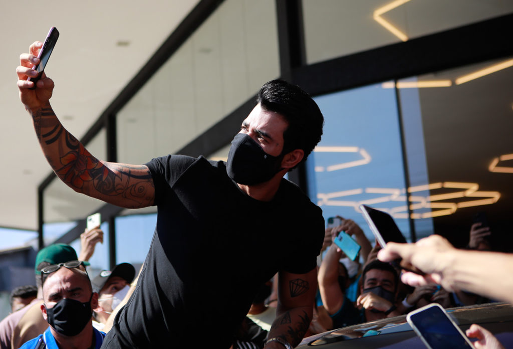 Gusttavo Lima faz selfie com multidão