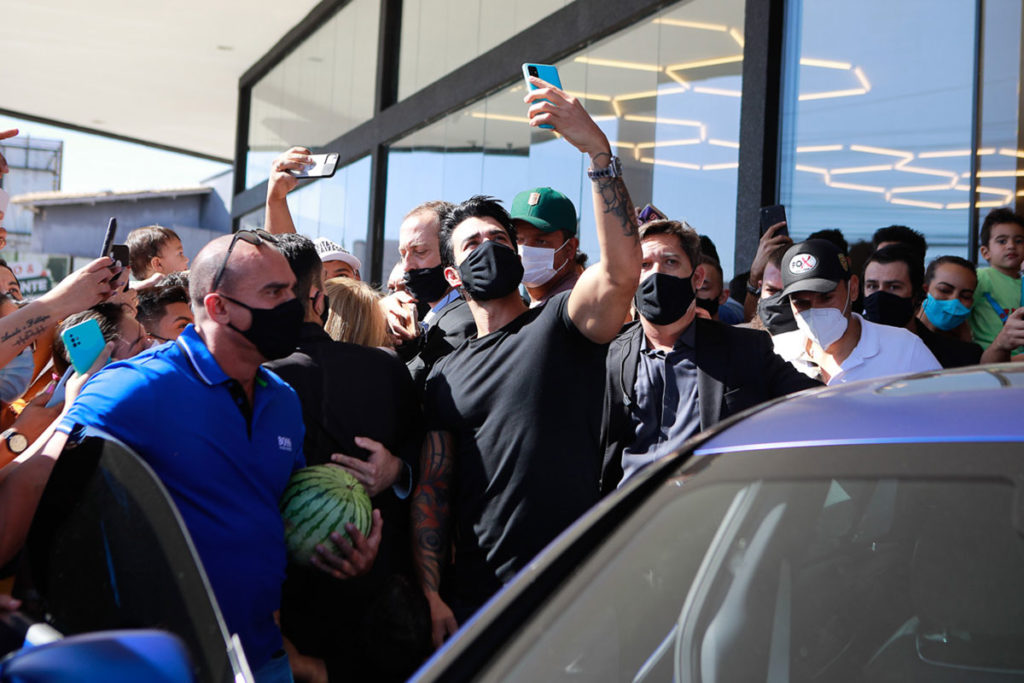 Gusttavo Lima tirou fotos com fãs na saída de evento