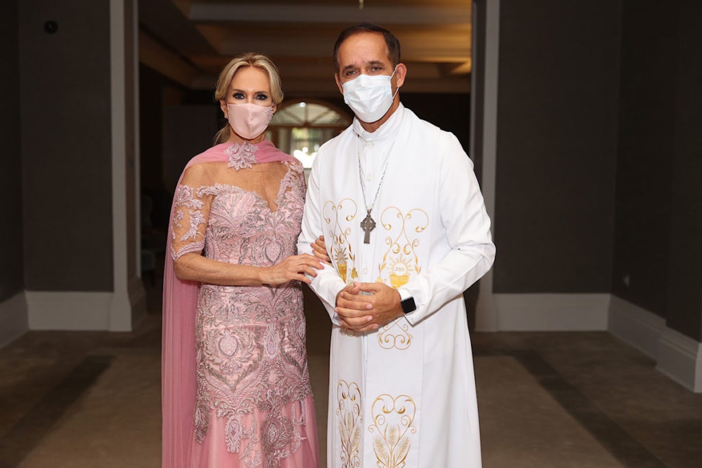Helô Pinheiro e padre no no casamento de Jô Pinheiro e Eduardo Nunes