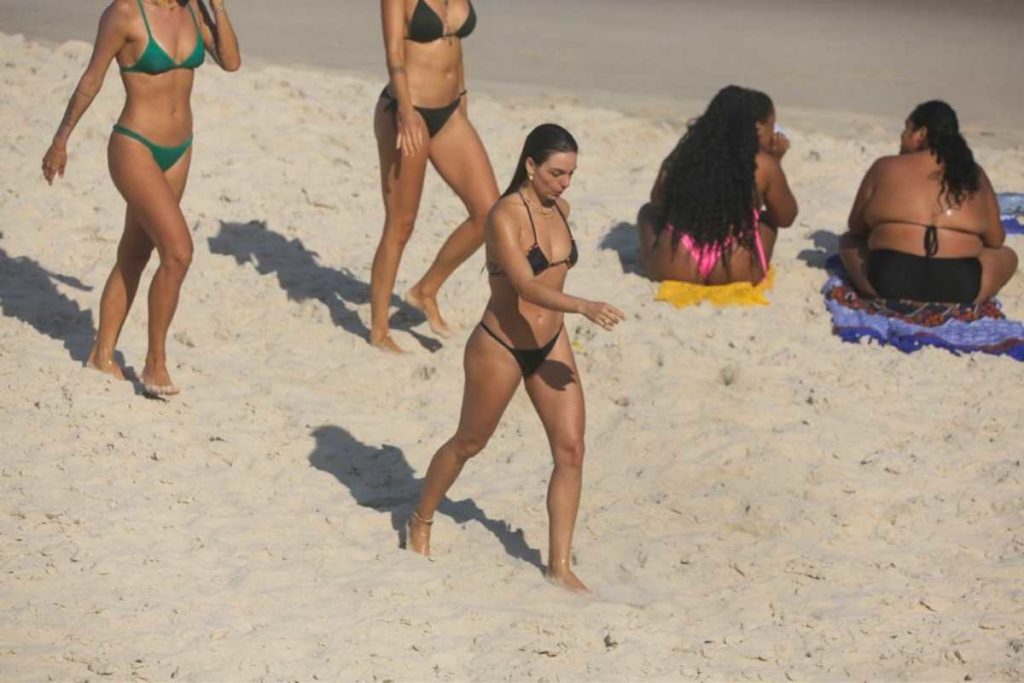 Isis Valverde na praia com biquíni invertido
