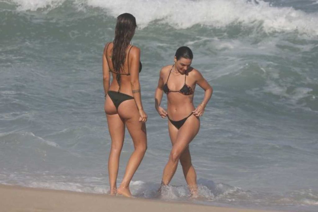 Isis Valverde na praia com biquíni invertido