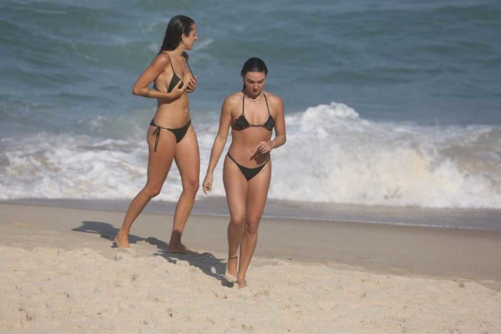 Isis Valverde na praia com biquíni invertido