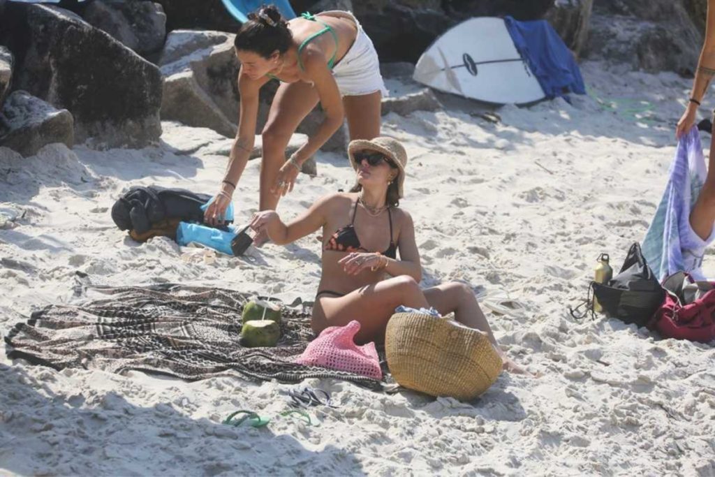 Isis Valverde na praia com biquíni invertido