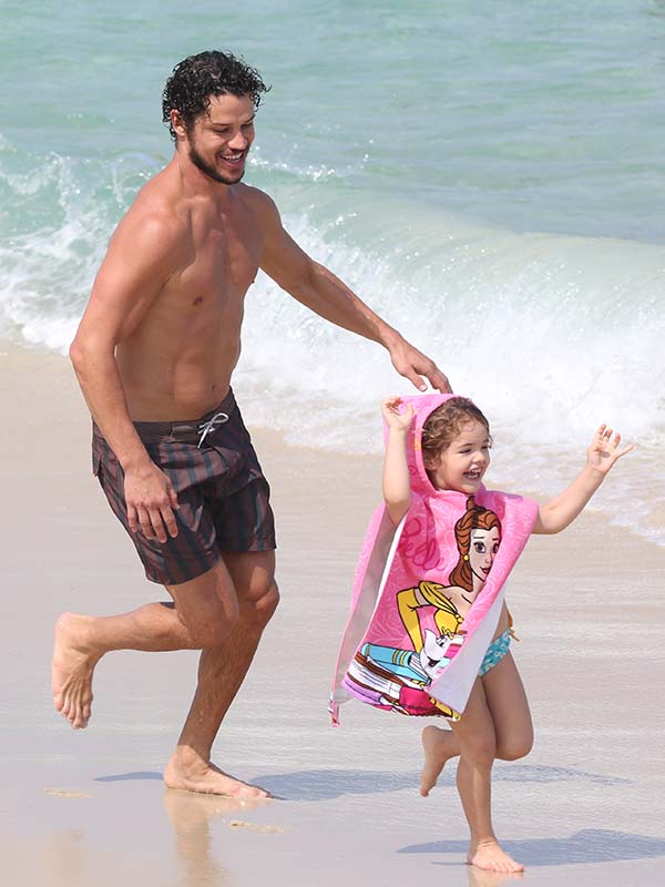 José Loreto brinca muito com a filha Bella na praia