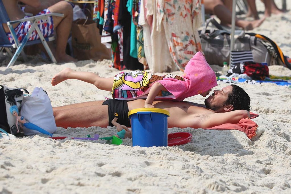 José Loreto ganha beijinho da filha Bella, na praia