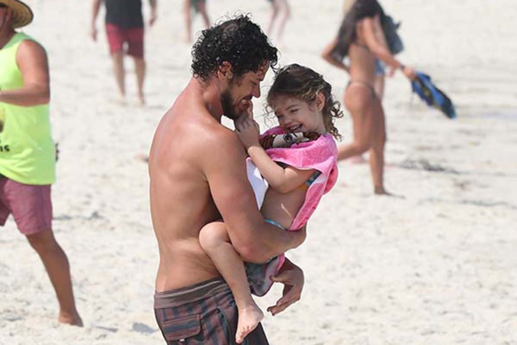 José Loreto com a filha Bella na praia
