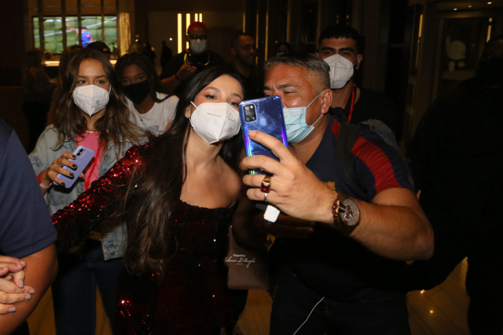 Juliette usa vestido fendado vermelho e atende fãs após live