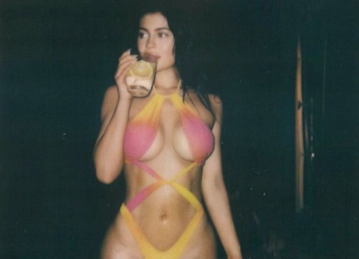 Kylie Jenner posa com maiô de nova coleção