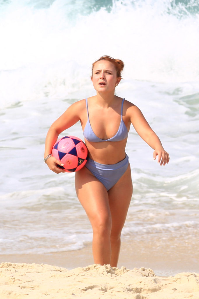 Larissa Manoela joga bola na praia