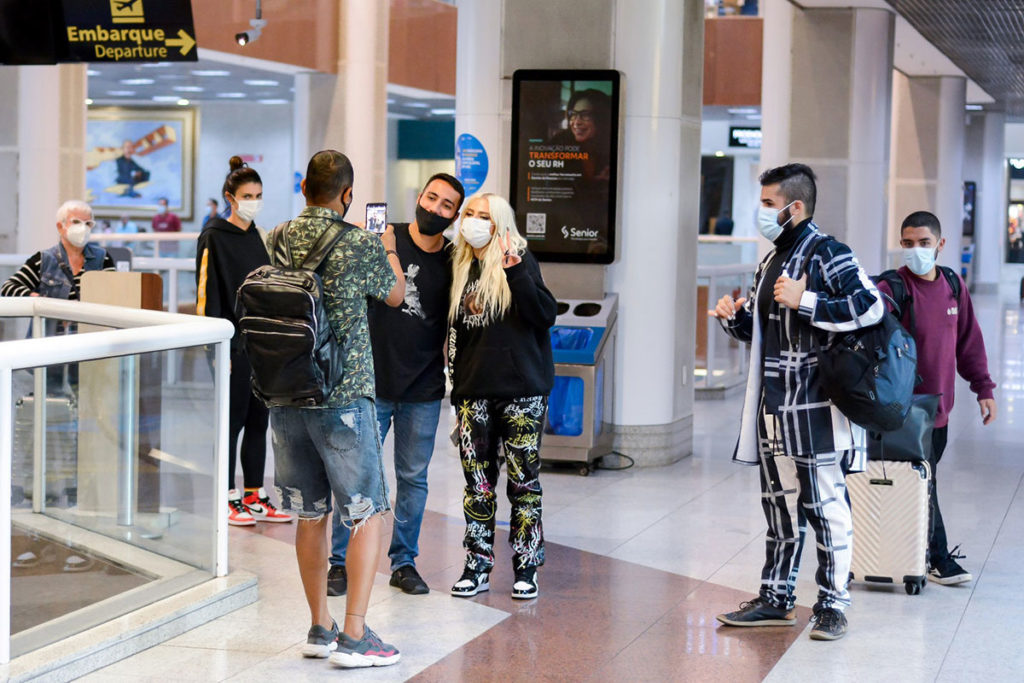 Luísa Sonza esbanjou simpatia ao posar com fãs em aeroporto