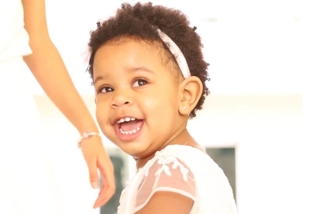 maria helena de branco sorrindo